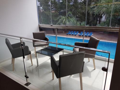 大堂, 佩拉酒店 (Hotel Perla) in 萊萬特海灘