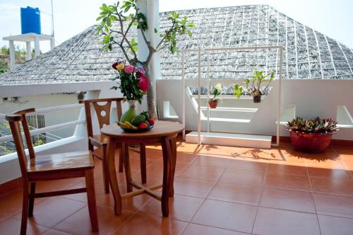 Viet's Hotel - Tap to explore photos