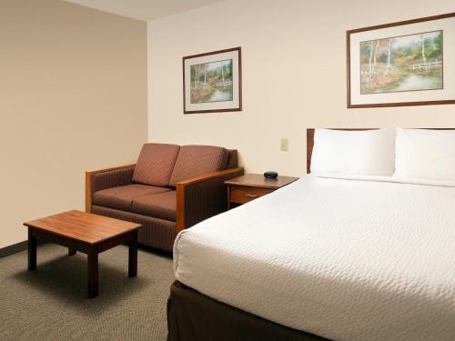 WoodSpring Suites Wichita North - image 8