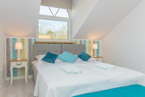 1 twin bed, 1 sofa bed