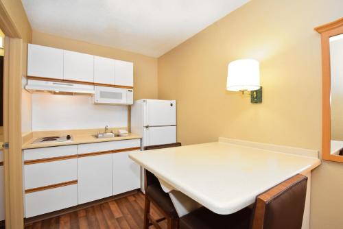 Kitchen, Extended Stay America Suites - Fort Lauderdale - Davie in Plantation