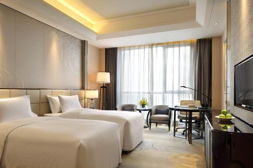 Fuyang Wanda Realm Hotel Stop at Fuyang Wanda Realm Hotel to discover the wonders of Fuyang. The property offers guests a range of services and amenities designed to provide comfort and convenience. Service-minded staff will 