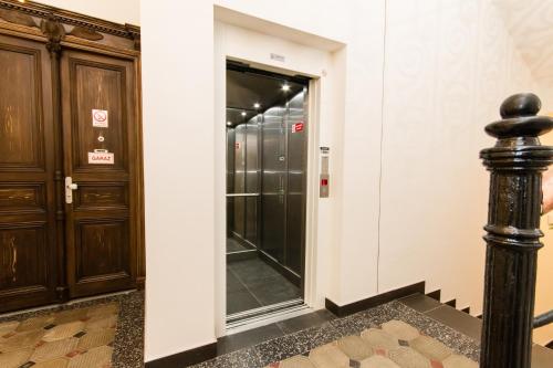 Four-Bedroom Apartment with Balcony  image 7