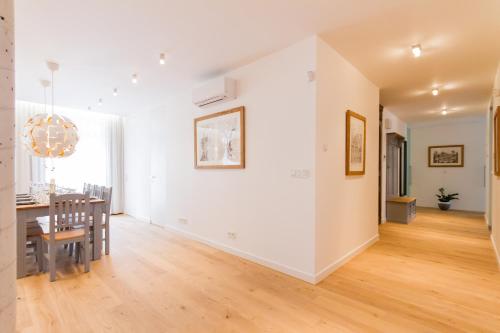 Four-Bedroom Apartment with Balcony  image 10