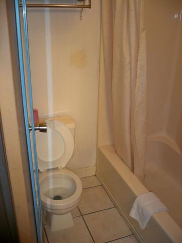 Economy Inn Wentzville - image 7