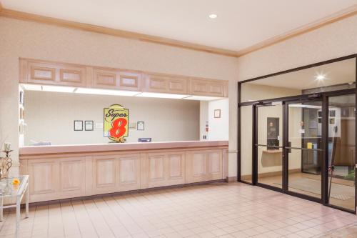 Super 8 by Wyndham Jasper TX - image 9
