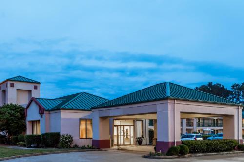 Super 8 by Wyndham Jasper TX - image 11