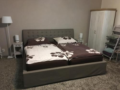 1 king bed, 2 twin beds