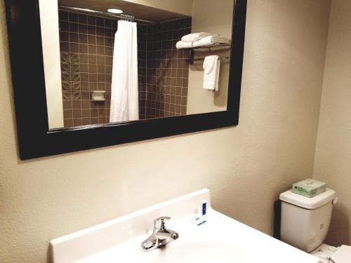 Rodeway Inn & Suites Portland - Jantzen Beach - image 2