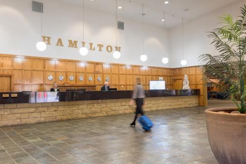 Лоби, Distinction Hamilton Hotel and Conference Centre in Хамилтън