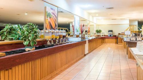 อาหารและเครื่องดื่ม, Distinction Hamilton Hotel & Conference Centre in ฟอเรสต์ เลค