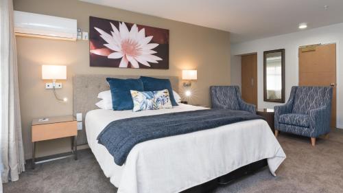 1 queen bed, 3 twin beds