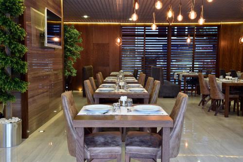 ห้องอาหาร, The Elegant Hotel in เอยูป