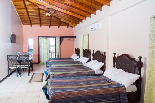 Windjammer International Cuisine & Comfort Inn - image 3