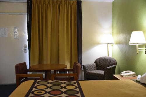 Super 8 by Wyndham Tifton - image 10