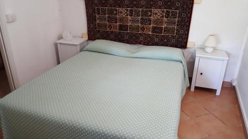 1 queen bed, 2 bunk beds