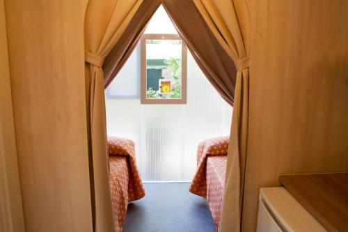 1 double bed, 2 twin beds