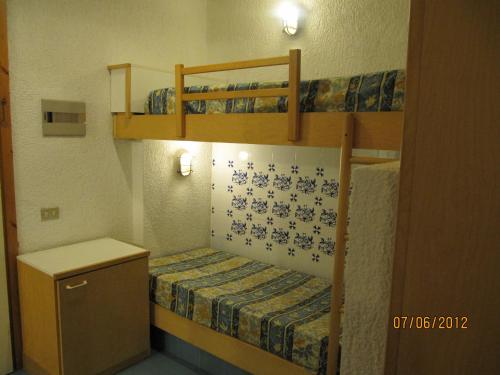 4 twin beds