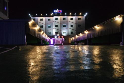 

Q Motel