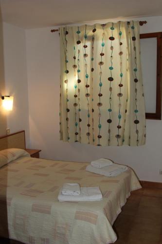 Apartamentos Sol Isla Stop at Apartamentos Sol Isla to discover the wonders of Menorca. Offering a variety of facilities and services, the property provides all you need for a good nights sleep. Service-minded staff will 