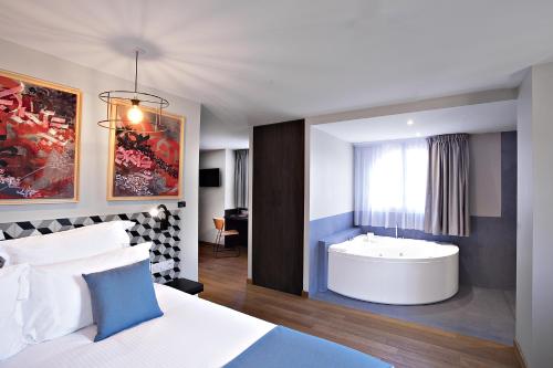 room detail thumbnail 1