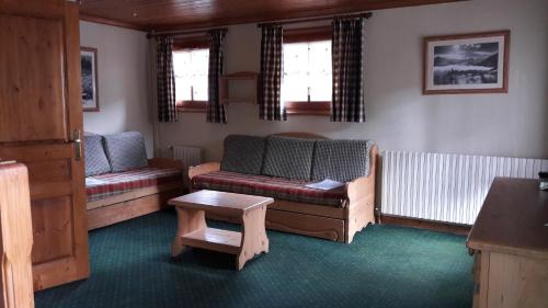 2 bedrooms, 6 beds