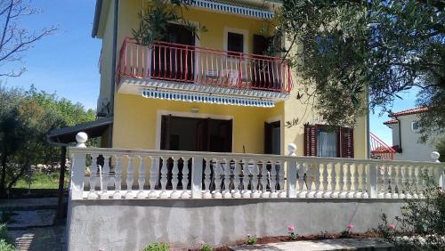 One-Bedroom Apartment with Balcony