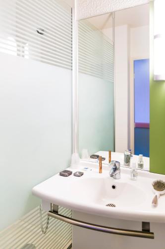 Bathroom, ibis budget Toulouse Colomiers in Colomiers