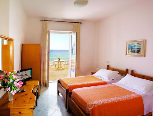 3 twin beds