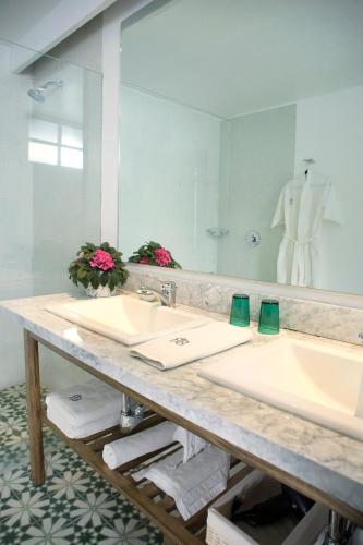 Casa Goliana La Roma Set in a prime location of Mexico City, Casa Goliana puts everything the city has to offer just outside your doorstep. The property features a wide range of facilities to make your stay a pleasant exp