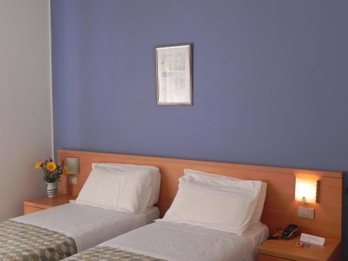 2 twin beds