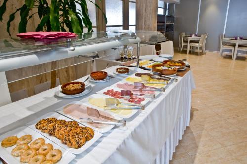 Essen und Erfrischungen, Hotel Jeni & Restaurant in Menorca