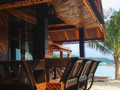 Phi Phi Sand Sea View Resort Set in a prime location of Koh Phi Phi, Phi Phi Sand Sea View Resort puts everything the city has to offer just outside your doorstep. The property offers a wide range of amenities and perks to ensure