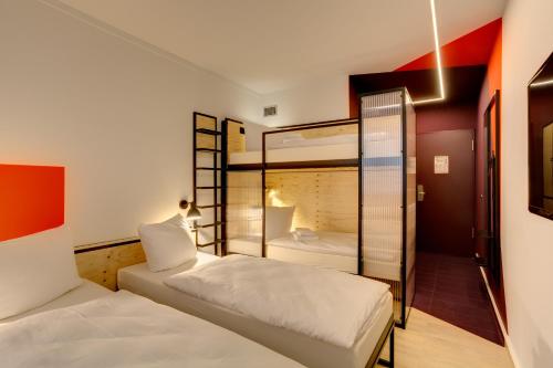 2 twin beds, 1 sofa bed