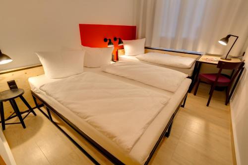 1 queen bed, 1 sofa bed