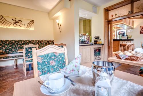 طعام و مشروبات, Cafe Hoyer Pension und Appartements in أبولدا