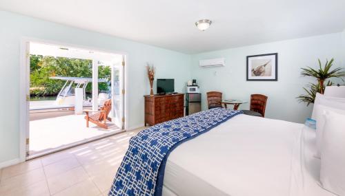 King Bed Water View