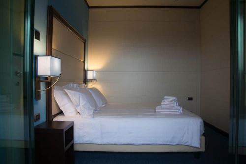 Palace Hotel Legnano Set in a prime location of Legnano, Palace Hotel Legnano puts everything the city has to offer just outside your doorstep. The property offers a high standard of service and amenities to suit the indi
