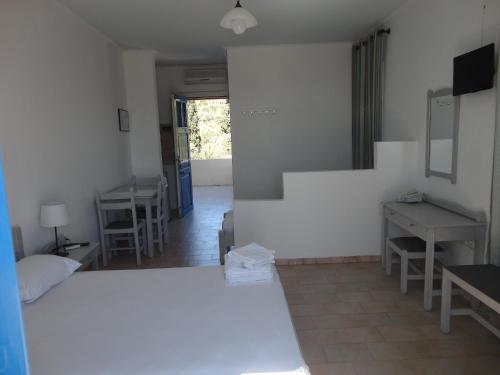 Lianos Hotel Apartments - image 13