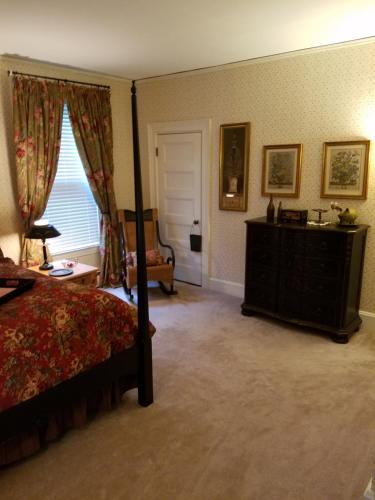 The Perkins House Set in a prime location of Cornish, The Perkins House puts everything the city has to offer just outside your doorstep. The property features a wide range of facilities to make your stay a pleasant ex