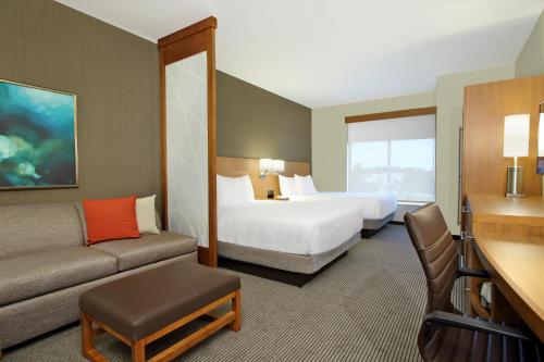 2 queen beds, 1 sofa bed