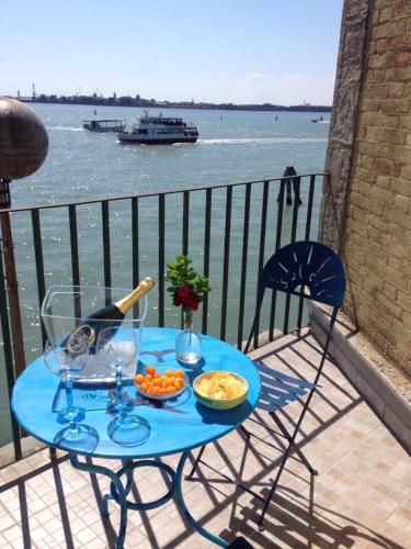 Apartment with Balcony and Sea View image 8