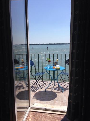 Apartment with Balcony and Sea View image 9