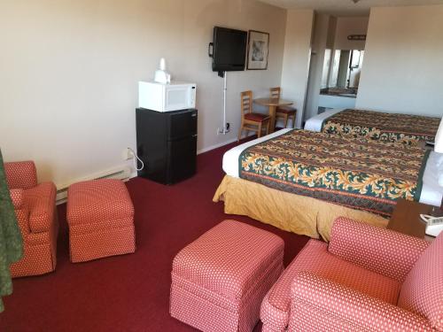 Travel Inn Set in a prime location of Sunnyside (WA), Travel Inn puts everything the city has to offer just outside your doorstep. The property offers guests a range of services and amenities designed to provide