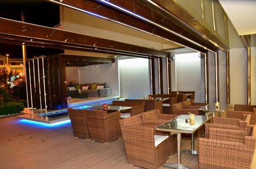 Deves Hotel - image 2
