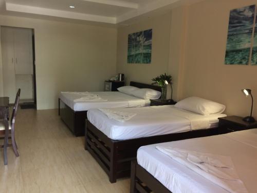 1 queen bed, 2 twin beds
