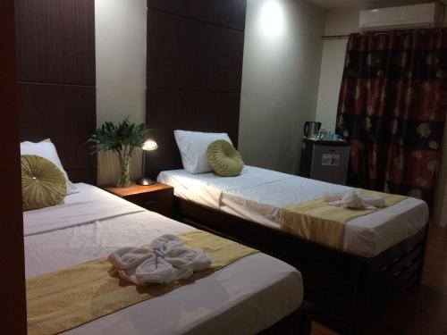 1 queen bed, 1 twin bed