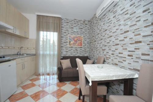 D&D Apartments 3 D&D Apartments 3 is conveniently located in the popular Budva Centar area. The property has everything you need for a comfortable stay. Service-minded staff will welcome and guide you at D&D Apartment