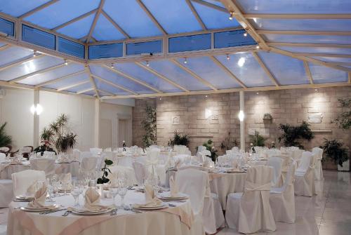 Athens Atrium Hotel & Jacuzzi Suites - image 2