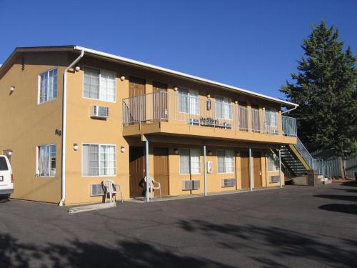 . Heritage House Motel